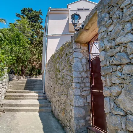 Guest house Wonderful House Sandra 3*